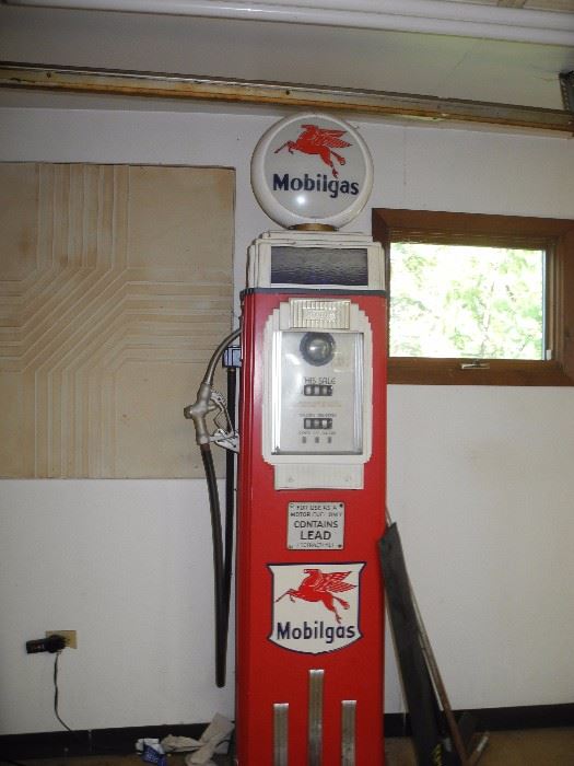 Vintage Mobil gas pump