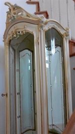 Curio cabinet/vitrine