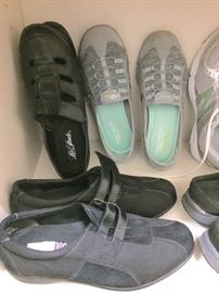 Ladies Shoes (SZ: 10 & 10W)