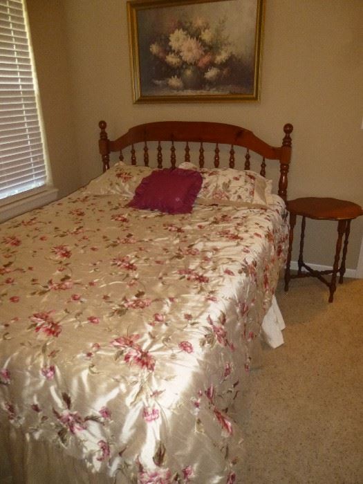 BEAUTIFUL SOLID WOOD SPINDLE QUEEN BED AND COMFORTER SET 