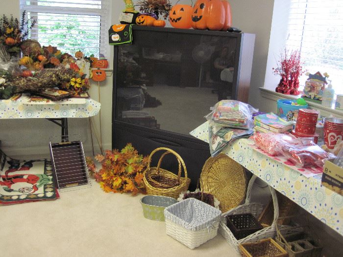 Holiday Decor, Baskets, Large Screen Television