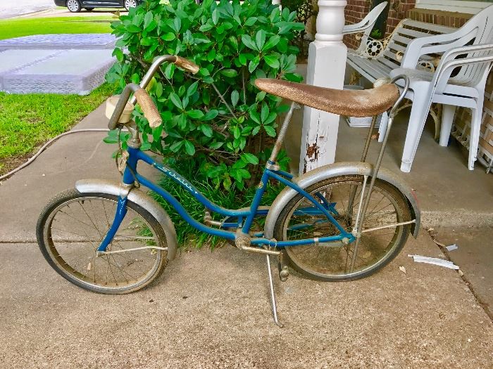 Vintage girl's bicycle with a banana seat. 
