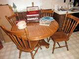 kitchen table and chairs + 2 leafs excellent condition
