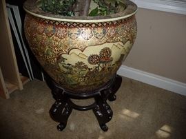 CLOSEUP OF ORIENTAL POT