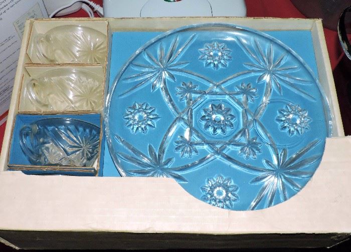Vintage Anchor Hocking Prescut Early American 8pc Snack plate set in original box.  Part of the cover is missing.