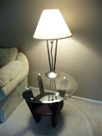 ROUND GLASS TOP/WOOD BASE END TABLE, DECORATIVE LAMP