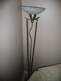 DECORATIVE METAL FLOOR LAMP