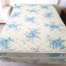 Full size mattress set in great condition