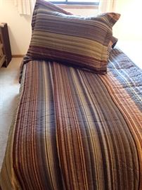 BEDDING WITH PILLOW SHAMS
