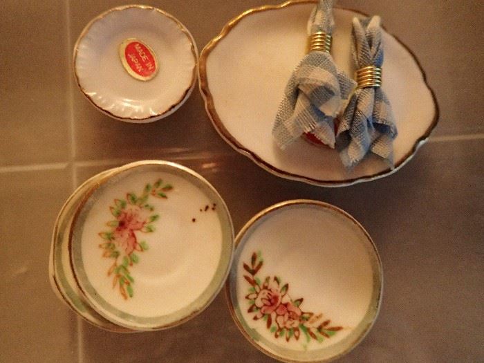 DOLL HOUSE ACCESSORIES / DISHES LEFTON / DRESDON