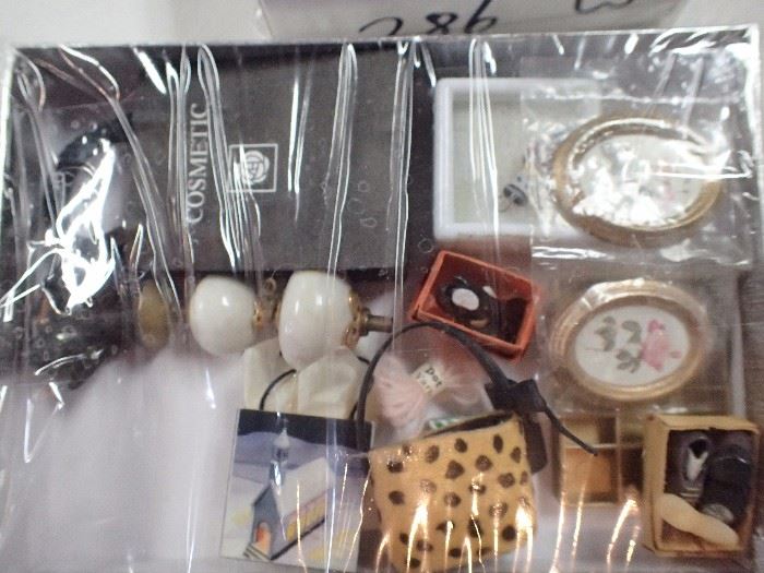DOLL HOUSE ACCESSORIES / PICTURES / PURSED / SHOES