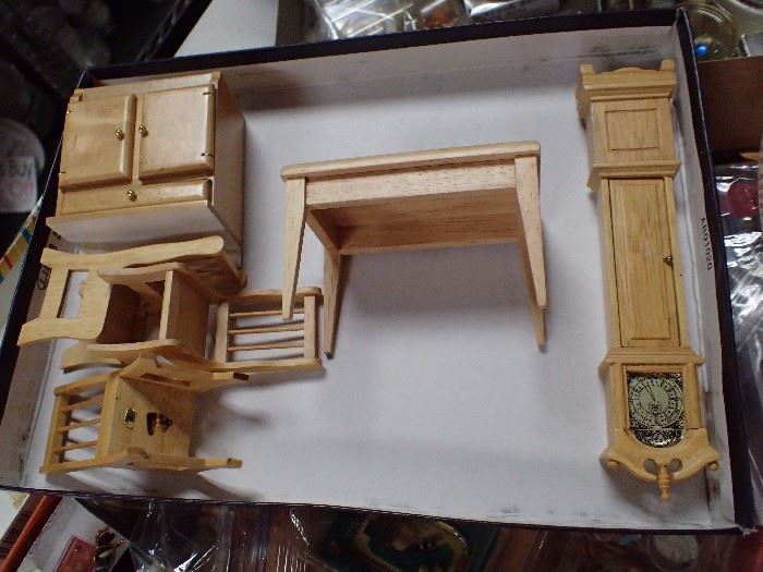 DOLL HOUSE ACCESSORIES / TABLE CHAIRS / CLOCK / DRY SINK