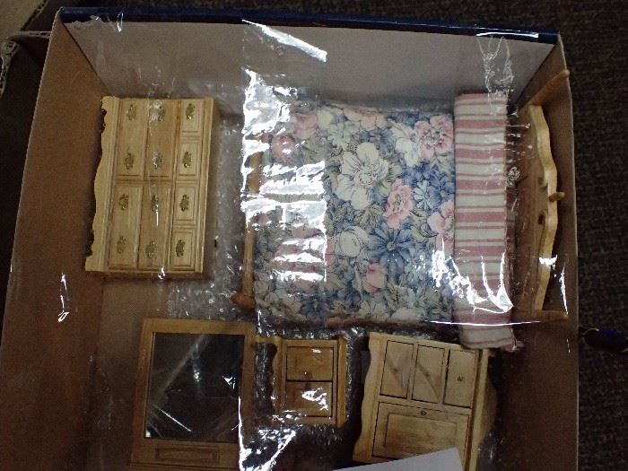 DOLL HOUSE ACCESSORIES / BEDROOM SET