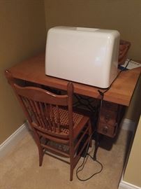 Sewing machine w/table