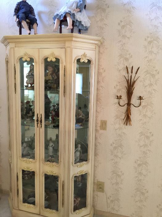 Beautiful French Provincial Curio Cabinet, lighted 