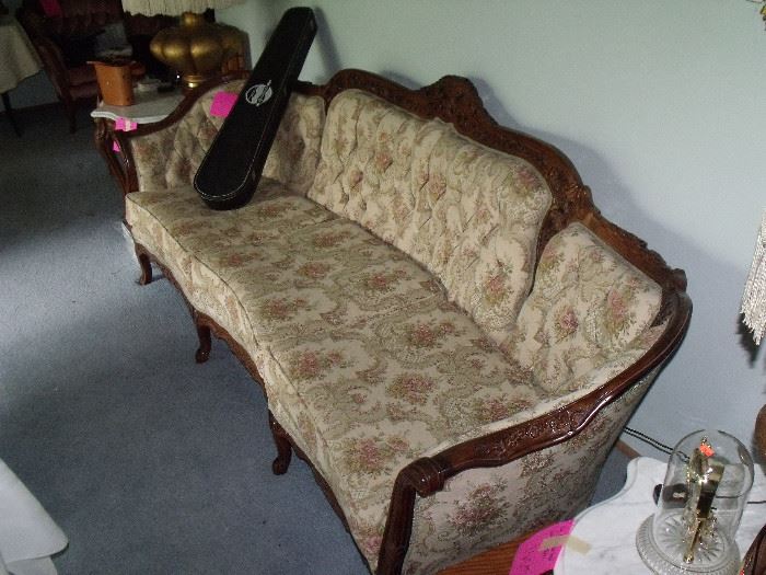 Like new, reproduction Victorian style sofa!