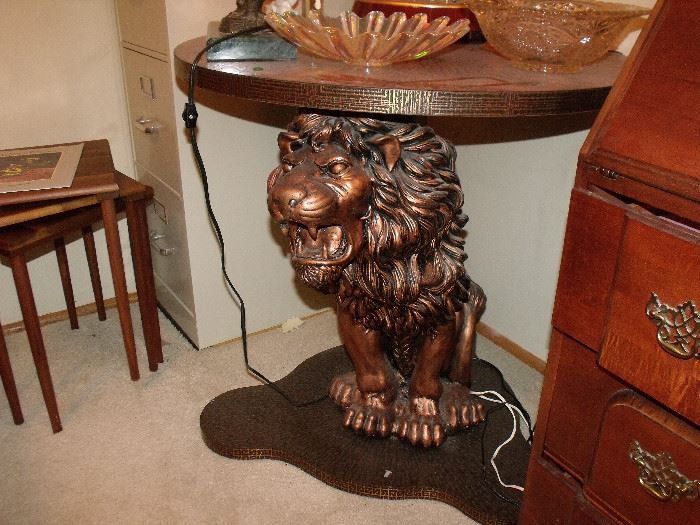 Remarkable lion table!