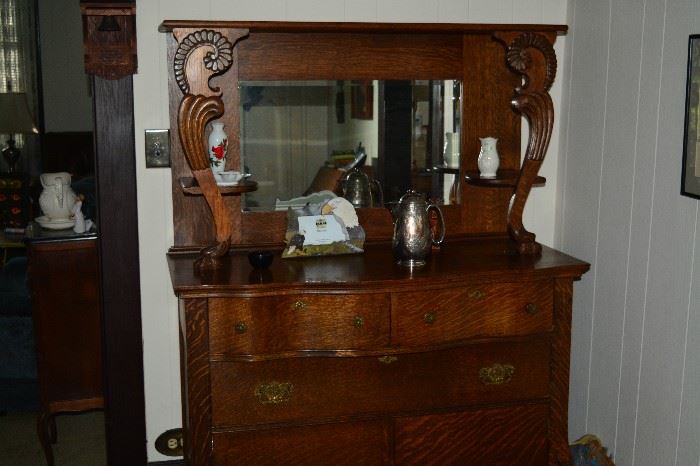Oak buffet - beautiful and in excellent condition