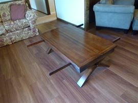 Beautiful coffee table with fold out leaves