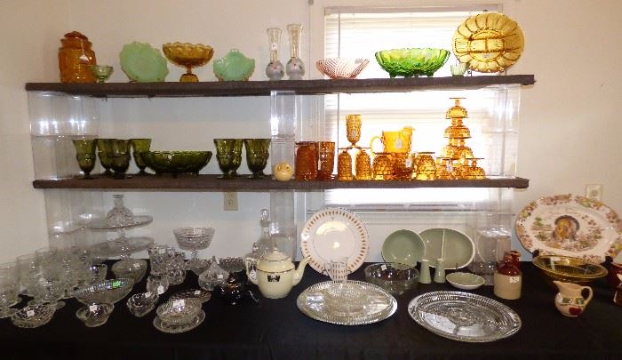 Table of vintage kitchen glass, etc