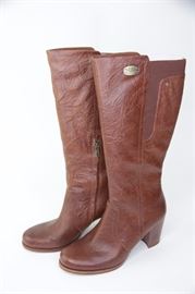 Lot 22. Ugg Ashur Gored Leather Boots