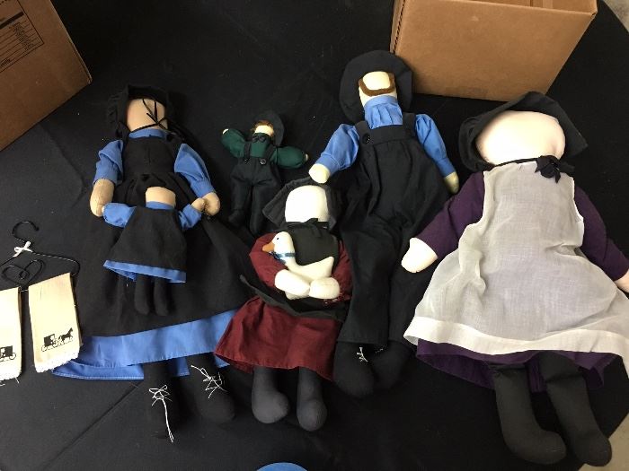 Amish dolls and decor