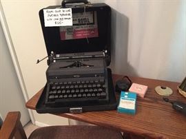 Royal Quiet de luxe portable typewriter with case