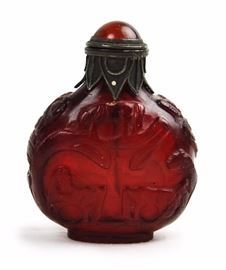 RED CARVED GLASS SNUFF BOTTLE
