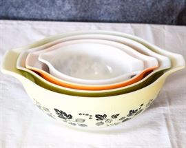  Four Piece Pyrex Nesting Bowl Set: Bowl diameters: 10", 8.5", 7", 5.5"	