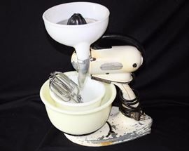 Vintage Hamilton Beach Mixer and Juicer: In working condition! Set includes: 9" x 5" large bowl, 7" x 4.5" small bowl, and beaters.