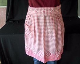 Assorted Vintage Aprons & Napkins: Three half length aprons, four full length aprons (some lightly stained), eight pastel napkins (six in excellent condition, two lightly stained).