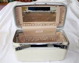 Vintage Samsonite Cosmetics Travel Case: Missing tray insert, but otherwise in good used condition. 15.5" L x 8" D x 9.5" H.