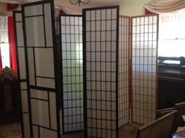 a room with four screens/ room dividers.