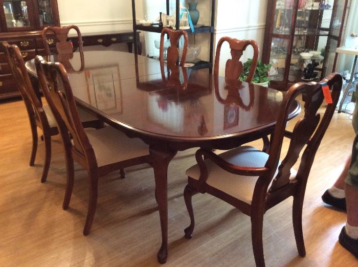American drew dining room table, six chairs, mahogany finish, Queen Ann style.
