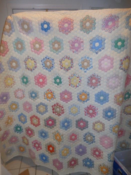 EXTRA NICE hand made quilt