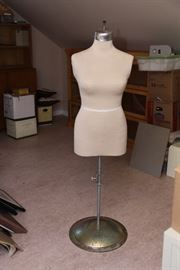 DressRite Woman's dress form; Size 8; Collapsable shoulders.  Height adjustment.  Barely used.