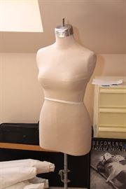 DressRite Woman's Size 8 dress form with collapsable shoulders.