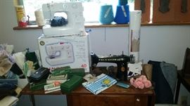 40 stitch machine ~ Vintage singer in cabinet $95