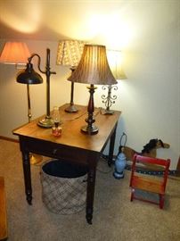 ANTIQUE WALNUT TABLE AND TABLE LAMPS