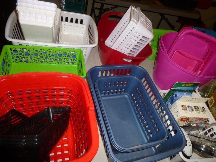 LARGE SELECTION OF WICKER AND PLASTIC BASKETS 
