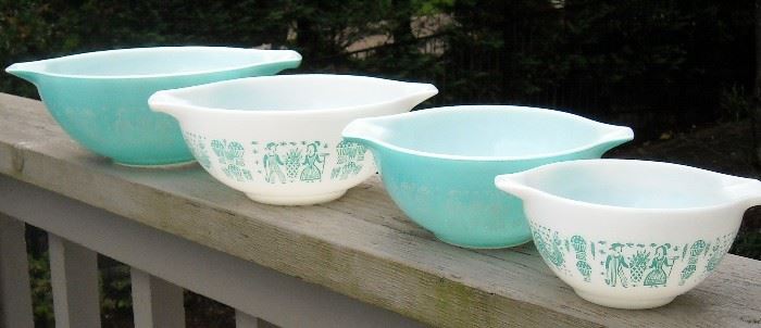 Set of vintage pyrex nesting bowls