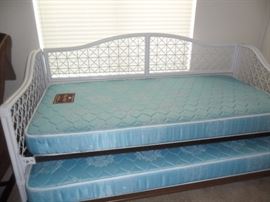 Trundle bed