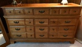 Very nice 9 drawer maple dresser w mirror