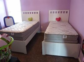 Twin beds Sealy mattress box springs and Head/footboard/side rails