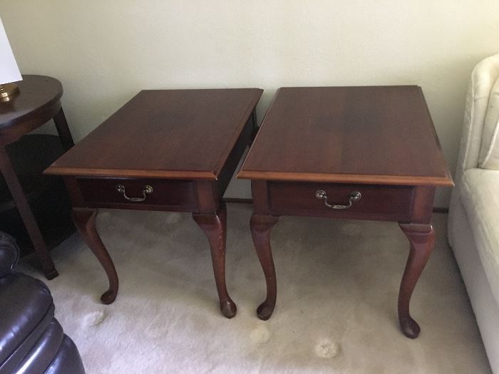 A pair of Thomasville Queen Ann side tables. 