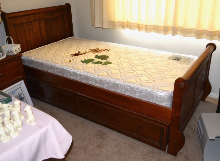 Sleigh bed with drawers