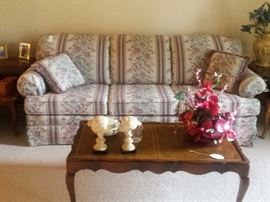 Hickory Inn 3-cushion sofa, coffee table