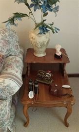Country French end table, accessories