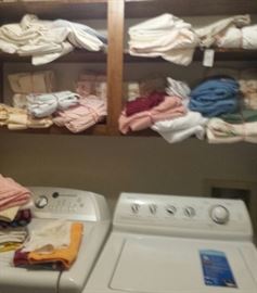 washer/dryer, linens