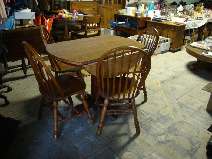 Round drop leaf oak table with 4 Windsor-style chairs